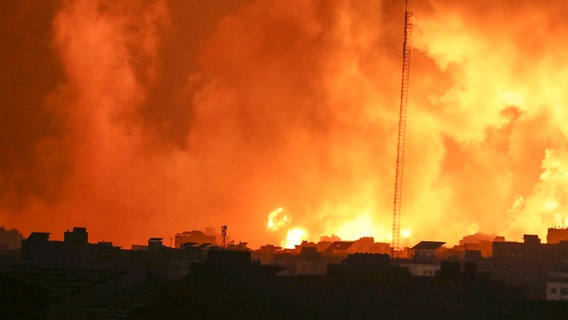 Palästinensische Gebiete, Stadt Gaza: Nach israelischen Luftangriffen auf Gaza steigen Feuer und Rauch aus Gebäuden auf. © AP/dpa Foto: Abed Khaled