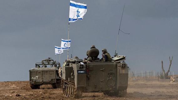 Israelische Soldaten manövrieren gepanzerte Militärfahrzeuge entlang der israelischen Grenze zum Gazastreifen © dpa bildfunk/AP Foto: Ohad Zwigenberg