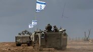 Israelische Soldaten manövrieren gepanzerte Militärfahrzeuge entlang der israelischen Grenze zum Gazastreifen. © dpa bildfunk/AP Foto: Ohad Zwigenberg