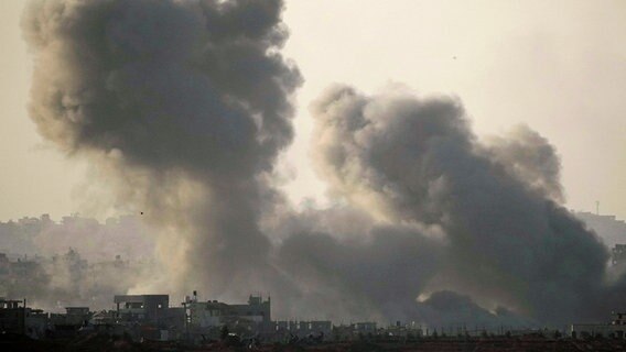 Rauch steigt nach einem israelischen Bombardement im Gazastreifen auf, aufgenommen aus dem Süden von Israel. © dpa bildfunk/AP Foto: Leo Correa