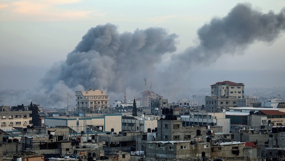 Nach einem israelischen Luftangriff im südlichen Gazastreifen steigt dichter Rauch über Gebäuden in Rafah auf. © dpa bildfunk Foto: Abed Rahim Khatib
