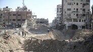 Ein Wohngebiet ist nach dem Rückzug der israelischen Streitkräfte aus Teilen von Chan Junis zerstört. © Mohammed Talatene/dpa 