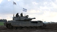 Ein israelischer Kampfpanzer fährt nahe der Grenze zwischen Israel und Gaza. © picture alliance / CTK | Pavel Nemecek Foto:  Pavel Nemecek