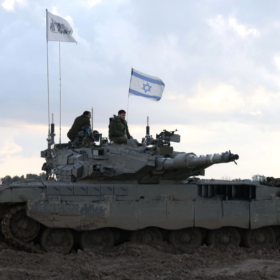 Ein israelischer Kampfpanzer fährt nahe der Grenze zwischen Israel und Gaza. © picture alliance / CTK | Pavel Nemecek Foto:  Pavel Nemecek