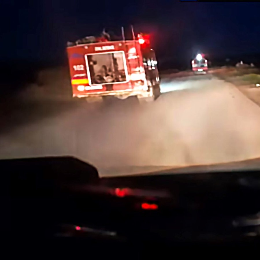 Dieser Bildausschnitt aus einem Handout-Video, das Berichten zufolge vom Mobiltelefon eines in Gaza zusammen mit anderen Rettungskräften getöteten Helfers wiederhergestellt und am 5. April 2025 von der Palästinensischen Roten Halbmond-Gesellschaft (PRCS) veröffentlicht wurde, zeigt laut PRCS ein Feuerwehrauto und Rettungskräfte, die auf ein Fahrzeug in Rafah im südlichen Gazastreifen zulaufen. © picture alliance / Newscom | PRCS 