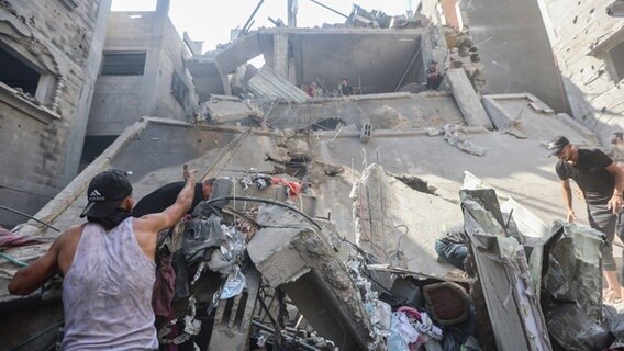Palästinenser suchen nach Überlebenden in den Trümmern eines Gebäudes, das bei einem israelischen Luftangriff im Gazastreifen getroffen wurde © Ahmed Zakot/SOPA Images via ZUMA Press Wire/dpa Foto: Ahmed Zakot
