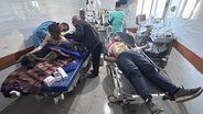 Palästinenser, die bei einem israelischen Angriff verwundet wurden, während sie am Strand von Gaza-Stadt auf humanitäre Hilfsgüter warteten, werden in einem Krankenhaus behandelt. © Mahmoud Essa/AP/dpa 