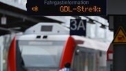Der Hinweis "GDL-Streik" leuchtet auf der Fahrgastinformationsanzeige im Bahnhof auf. © dpa Foto: Arne Dedert