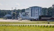 Ein Flugzeug steht auf dem Nato-Flugplatz in Geilenkirchen. © Christoph Reichwein/dpa 