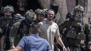Israel, Ramat Gan: Andrey Kozlov, eine der vier israelischen Geiseln, die am 7. Oktober von der Hamas auf dem Nova-Musikfestival entführt wurden, kommen mit einem Hubschrauber im Sheba Medical Center an. © dpa Foto: Ilia Yefimovich