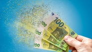 Drei 100 Euro Scheine lösen sich in Luft auf © picture alliance / CHROMORANGE Foto: Michael Bihlmayer