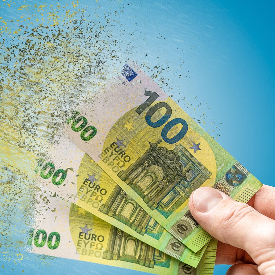 Drei 100 Euro Scheine lösen sich in Luft auf © picture alliance / CHROMORANGE Foto: Michael Bihlmayer