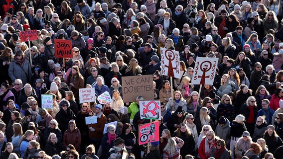 Am 24.10.2023 streiken in Island mehr als 100.000 Menschen für mehr Lohngleichheit und Frauenrechte. © picture alliance Foto: AP Photo/Arni Torfason