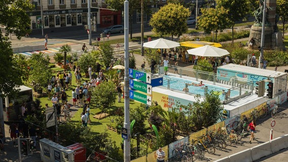 Die Gürtelfrische West: Ein temporärer Pool mitten Wien. Die Gürtelfrische West: Ein temporärer Pool mitten Wien. © Stadt Wien