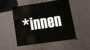 Auf einem Zettel steht "*innen" © IMAGO / Ralph Peters Foto: IMAGO / Ralph Peters