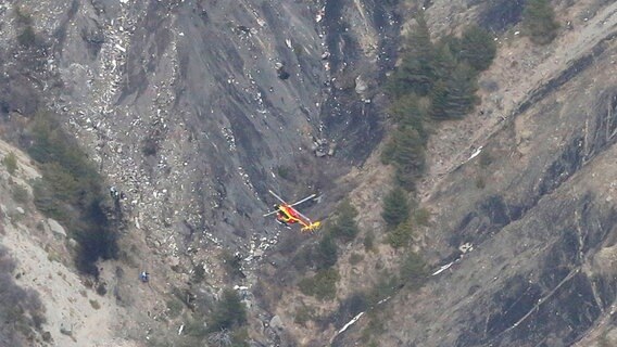 Ein Helikopter fliegt über Berge der Provence, Südfrankreich, wo ein Germanwings-Flugzeug abgestürzt ist. © MAXPPP/©PHOTOPQR/LA PROVENCE/Duclet Stephane 