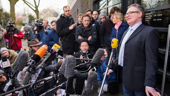 Der Düsseldorfer Staatsanwalt Christoph Kumpa spricht zu Journalisten, die ihm Mikrofone entgegenhalten. © dpa - Bildfunk Foto: Rolf Vennenbernd