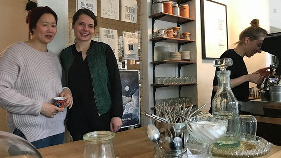 Die beiden Betreiberinnen des Cafes "In guter Gesellschaft", Ina Choi-Nathan und Alana Zubritz. © NDR Foto: Elisabeth Weydt