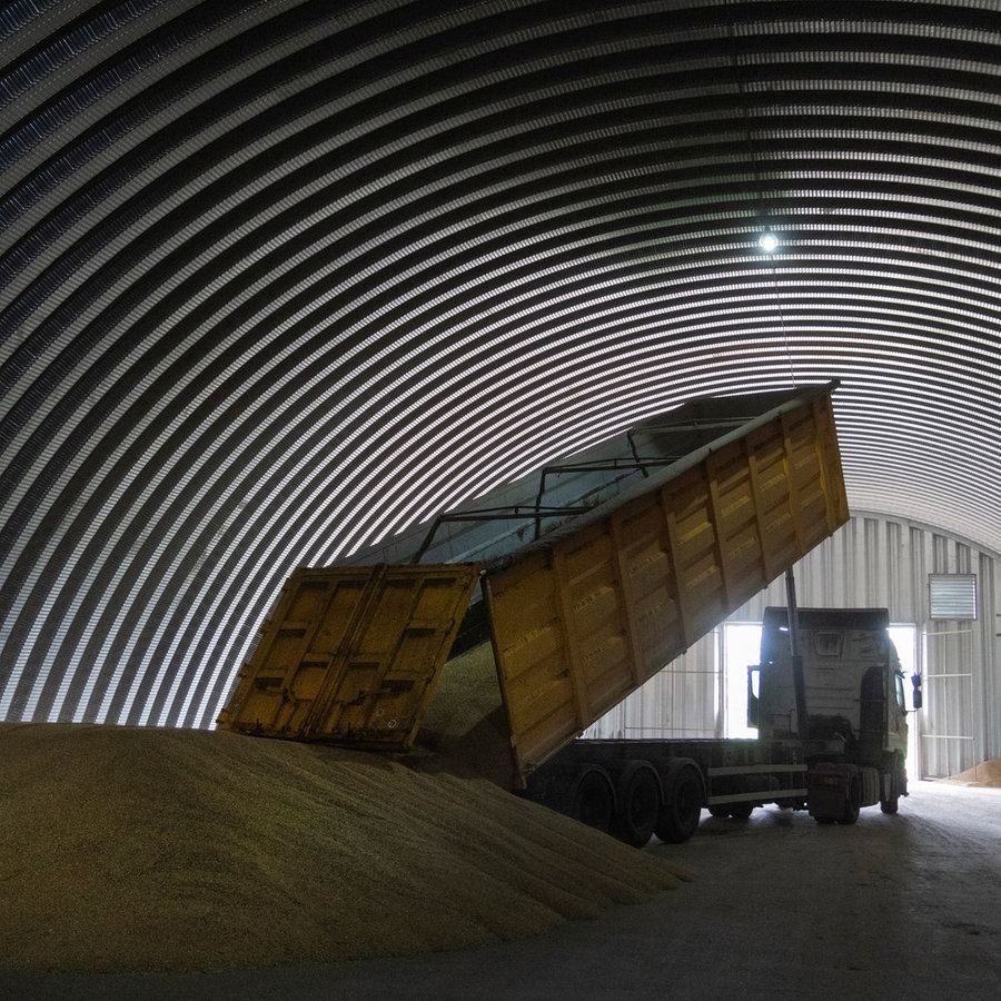 Ein Lkw entlädt Getreide in einem Getreidespeicher in Shuriwka in der Ukraine. © dpa bildfunk/AP Foto: Efrem Lukatsky