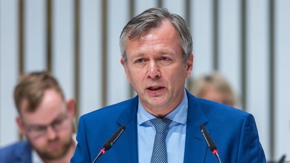 Heiko Geue (SPD), der Finanzminister von Mecklenburg-Vorpommern, spricht bei der Dringlichkeitssitzung des Landtages von Mecklenburg-Vorpommern. © picture alliance/dpa | Jens Büttner 