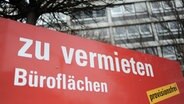Ein Schild mit der Aufschrift "Büroflächen zu vermieten"  vor einer Gewerbeimmobilie © picture alliance / dpa Foto: Andreas Gebert