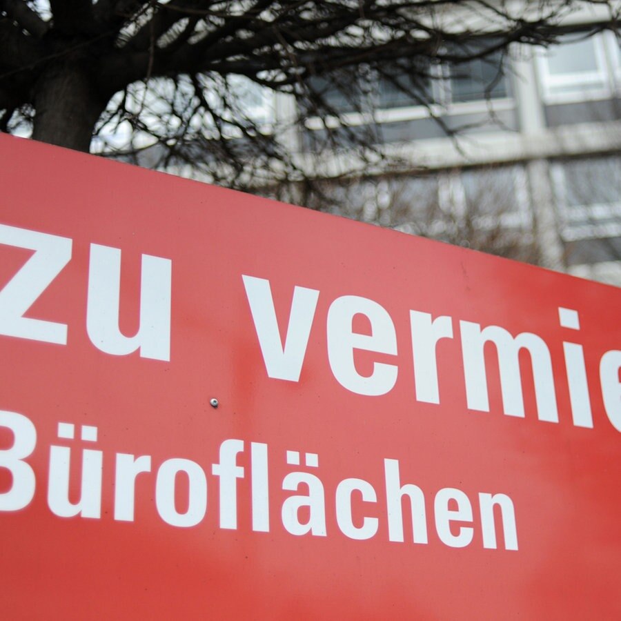 Ein Schild mit der Aufschrift "Büroflächen zu vermieten"  vor einer Gewerbeimmobilie © picture alliance / dpa Foto: Andreas Gebert