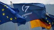 Europafahnen, Deutschlandfahnen und Fahnen mit dem G7 Gipfel-Logo wehen vor dem Pressezentrum des G7-Gipfels 2022. © picture alliance/dpa Foto: Angelika Warmuth