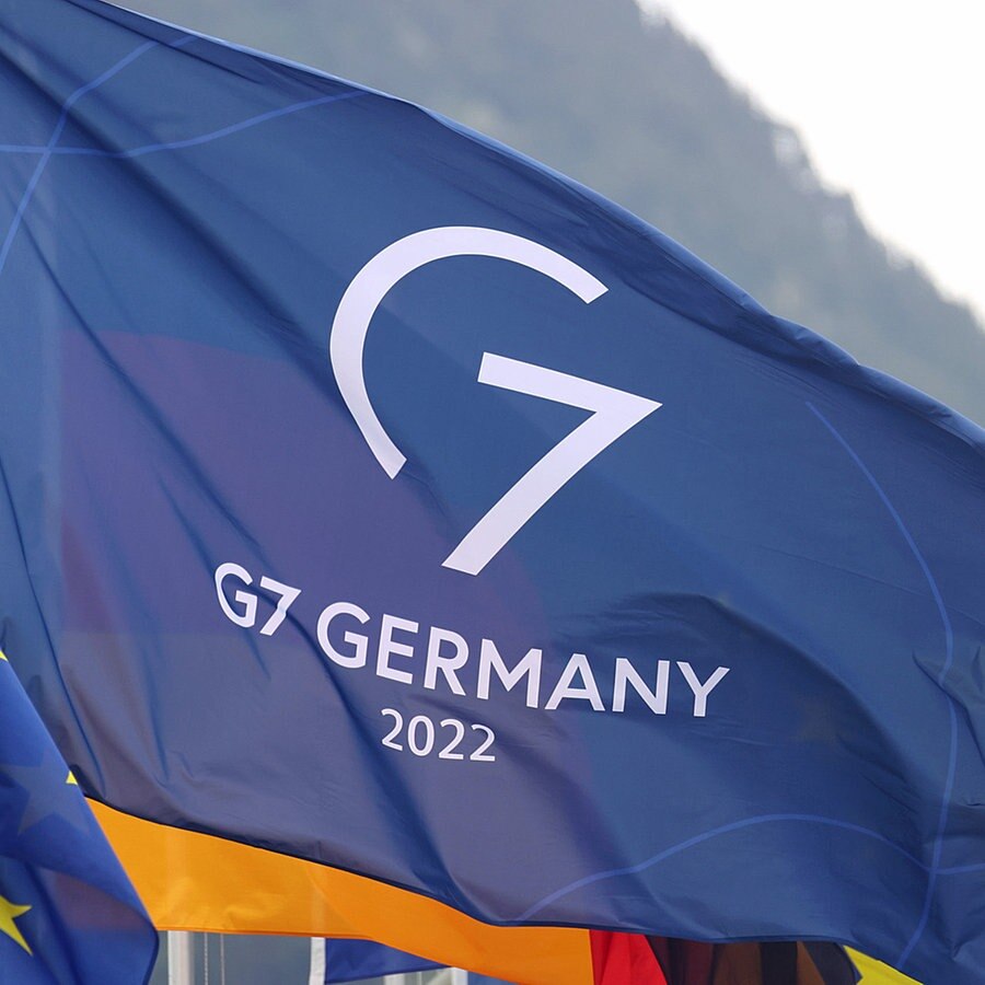 Fahnen Deutschlands, der Europäischen Union und des G7-Gipfels wehen vor dem Pressezentrum. © dpa-Bildfunk Foto: Karl-Josef Hildenbrand