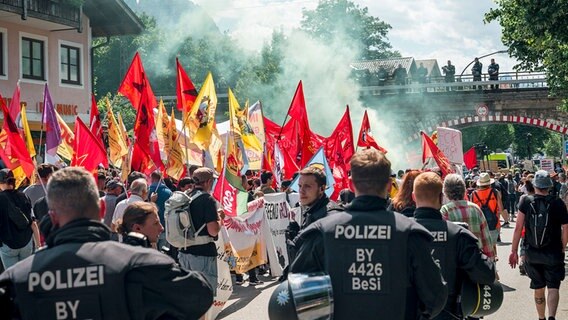 Demonstranten und Polizisten bei einer Kundgebunbg gegen den G7-Gipfel auf einer Straße in Garmisch-Partenkirchen. © dpa-Bildfunk Foto: Daniel Vogl