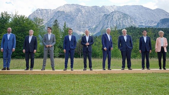 Die Teilnehmenden des G7-Gipfels in Elmau in Bayern stehen bei einem Fototermin nebeneinander. © dpa-Bildfunk Foto: Michael Kappeler
