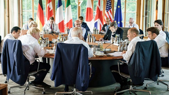 Die Teilnehmenden des G7-Gipfels in Elmau in Bayern sitzen bei Gesprächen an einem runden Tisch zusammen. © dpa-Bildfunk/Bundesregierung Foto: Jesco Denzel