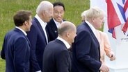 Die Teilnehmenden des G7-Gipfels in Elmau in Bayern stehen
beieinander. © dpa-picture alliance Foto: Kyodo
