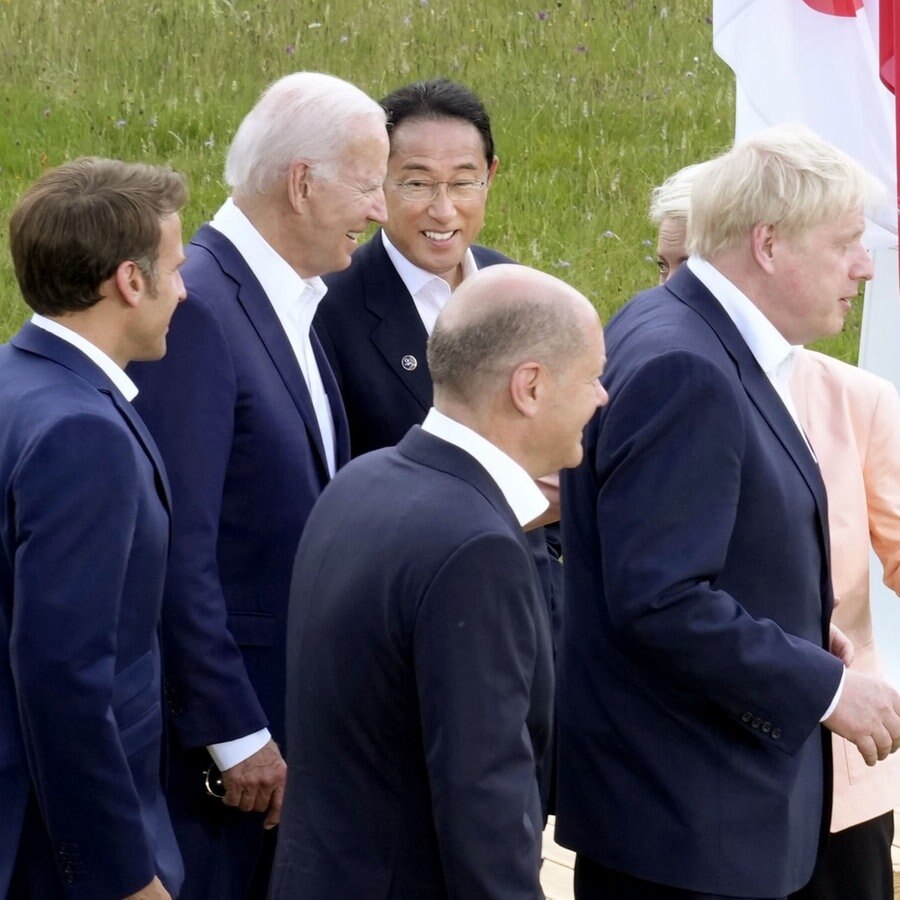 Die Teilnehmenden des G7-Gipfels in Elmau in Bayern stehen
beieinander. © dpa-picture alliance Foto: Kyodo