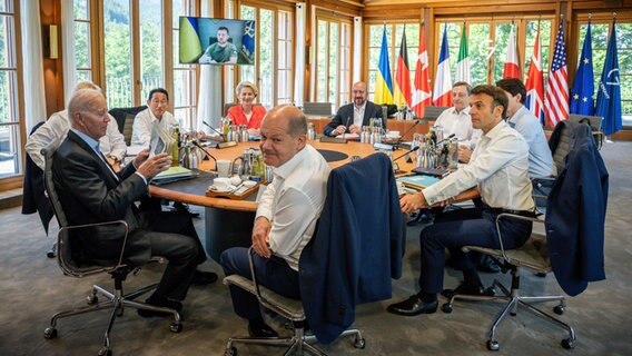 Die Teilnehmenden des G7-Gipfels in Elmau in Bayern sitzen an einem runden Tisch zusammen. © dpa-Bildfunk Foto: Michael Kappeler