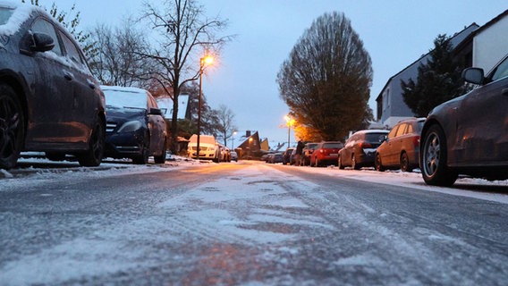 Eine glatte mit Eis und Schnee bedeckte Fahrbahn in Hannover in den Morgenstunden. © IMAGO / localpic 