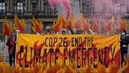 Klima-Aktivisten protestieren in Glasgow vor Beginn der UN-Klimakonferenz gegen die Erderhitzung. © Andrew Milligan/PA Wire/dpa 