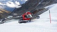 Ein Pistenbully fährt während einer Schneekontrolle über die präparierte Skipiste auf dem Rettenbach-Gletscher in Sölden. © dpa-Bildfunk/APA/expa Foto: Johann Groder