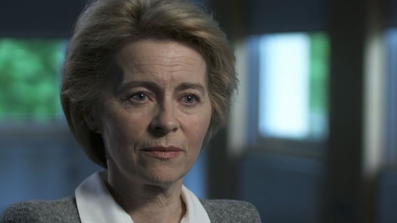 Ursula von der Leyenim im Portrait mit ernstem Blick. © NDR Fernsehen 