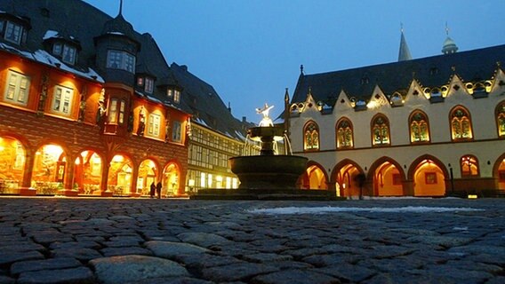Marktplatz von Goslar bei Nacht © Zentralbild Foto: Jens Wolf