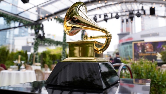 Eine Grammy-Skulptur steht vor Beginn einer Grammy-Verleihung auf einem Tisch.  Foto: Chris Pizzello/Invision/AP/dpa