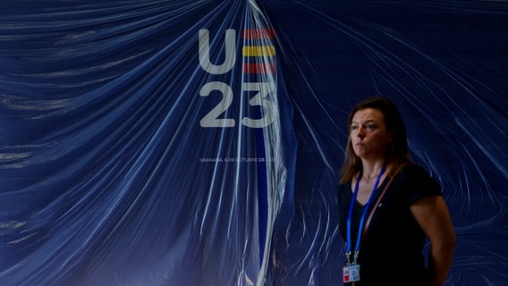 Spanien, Granada: Eine Frau geht durch das Kongresszentrum, in dem der Europa-Gipfel stattfinden soll. © AP Foto: Manu Fernandez