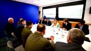 Politiker besprechen sich beim beim Gipfeltreffen der neuen Europäischen Politischen Gemeinschaft im spanischen Granada. © IMAGO / ZUMA Press 