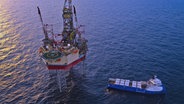 Flüssiges CO2 wird im Rahmen des dänsichen Projekts Greensand von einem Schiff auf die Offshore-Plattform Nini-West verladen. © picture alliance/dpa/INEOS Energy | FJ-MCAULEY 