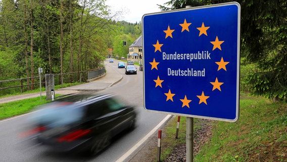 Ein Schild Bundesrepublik Deutschland an der Grenze zwischen Deutschland und Österreich an einer Straße. © dpa picture alliance Foto: Ralph Goldmann