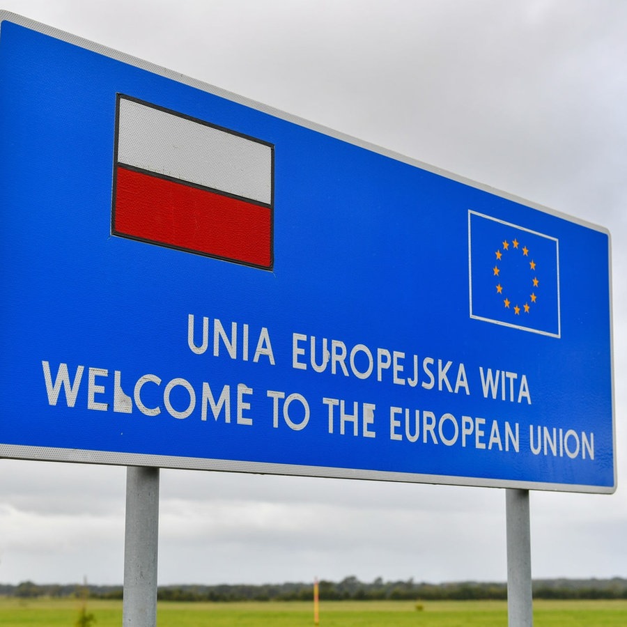 Ein Schild an der polnischen Grenze, auf dem steht "Willkommen in der Europäischen Union". © dpa picture alliance/PAP Foto: Adam Warzawa