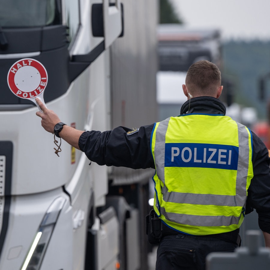Polizisten kontrollieren Fahrzeuge an allen deutschen Landesgrenzen. © picture alliance/dpa Foto: Harald Tittel