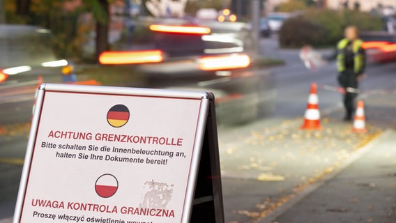 Eine stationäre Grenzkontrolle auf der Stadtbrücke an der deutsch-polnischen Grenze vor Zgorzelec, Nachbarstadt der deutschen Stadt Görlitz. © picture alliance/dpa | Sebastian Kahnert 