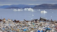 Blick auf eine Müllhalde und Eisberge in der Diskobucht bei Ilulissat auf Grönland. © picture alliance / imageBROKER | alimdi / Arterra 
