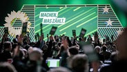 Delegierte stimmen beim Bundesparteitag von Bündnis 90/Die Grünen in Karlsruhe über einen Änderungsantrag ab. © dpa-Bildfunk Foto: Kay Nietfeld