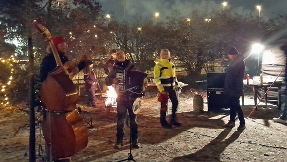 Weihnachtsmarkt für Seeleute vor dem Duckdalben © NDR Foto: Aniela von Porthan